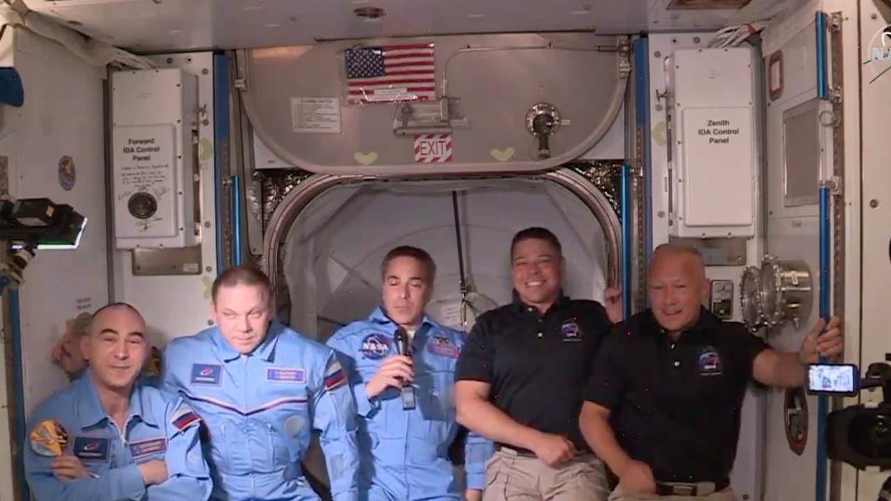 Los tripulantes, dos rusos y uno estadounidense, le dieron la bienvenida a Hurley y Behnken quienes hablaron con el control de misión de la 
<a href="https://www.univision.com/temas/nasa">NASA</a> en 
<a href="https://www.univision.com/temas/houston">Houston</a>. El senador por Texas, 
<a href="https://www.univision.com/temas/ted-cruz">Ted Cruz</a>, fue uno de los invitados por la agencia espacial para conversar con los astronautas.