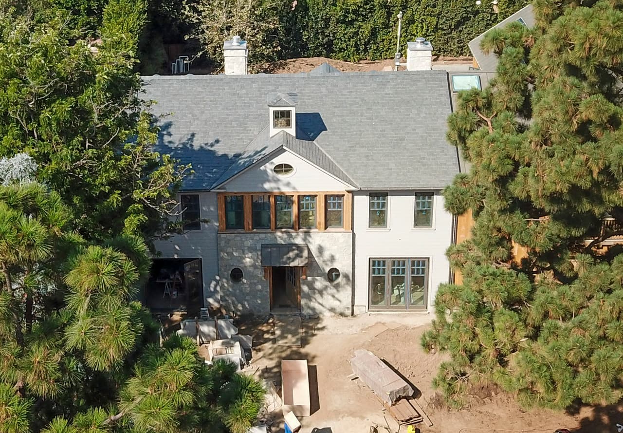 La propiedad data de 1930 y 
<b>la compró en 8 millones de dólares</b> tras su 
<a href="https://www.univision.com/famosos/el-divorcio-le-ha-pegado-duro-a-ben-affleck-fotos">divorcio con Ben Affleck</a>. 
<br>