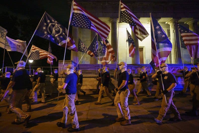 "Reclamamos América": Grupo supremacista blanco marcha por las calles de Filadelfia 
