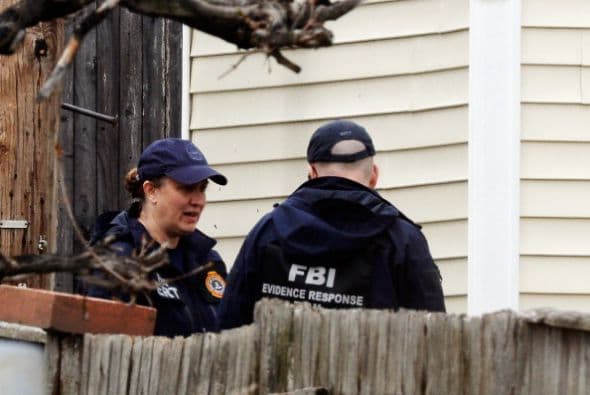 El desenlace se inició la noche del jueves, cuando los hermanos Tsarnaev mataron a tiros a un policía del Instituto Tecnológico de Massachusetts (MIT) e iniciaron una espectacular huida en un coche robado hasta Watertown donde, tras los explosivos lanzados por los hermanos y el tiroteo, Tamerlan falleció.