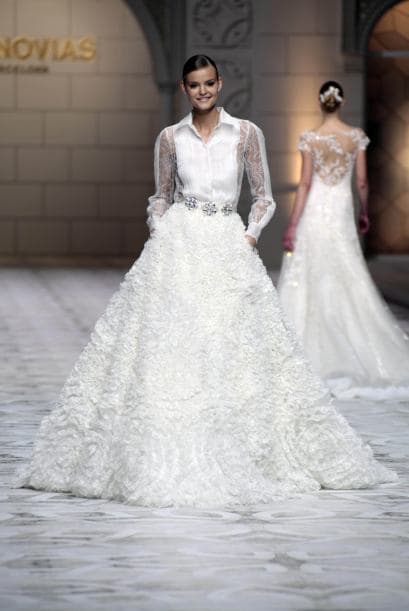 Hubo de todo en esta pasarela, un toque más masculino en este vestido.