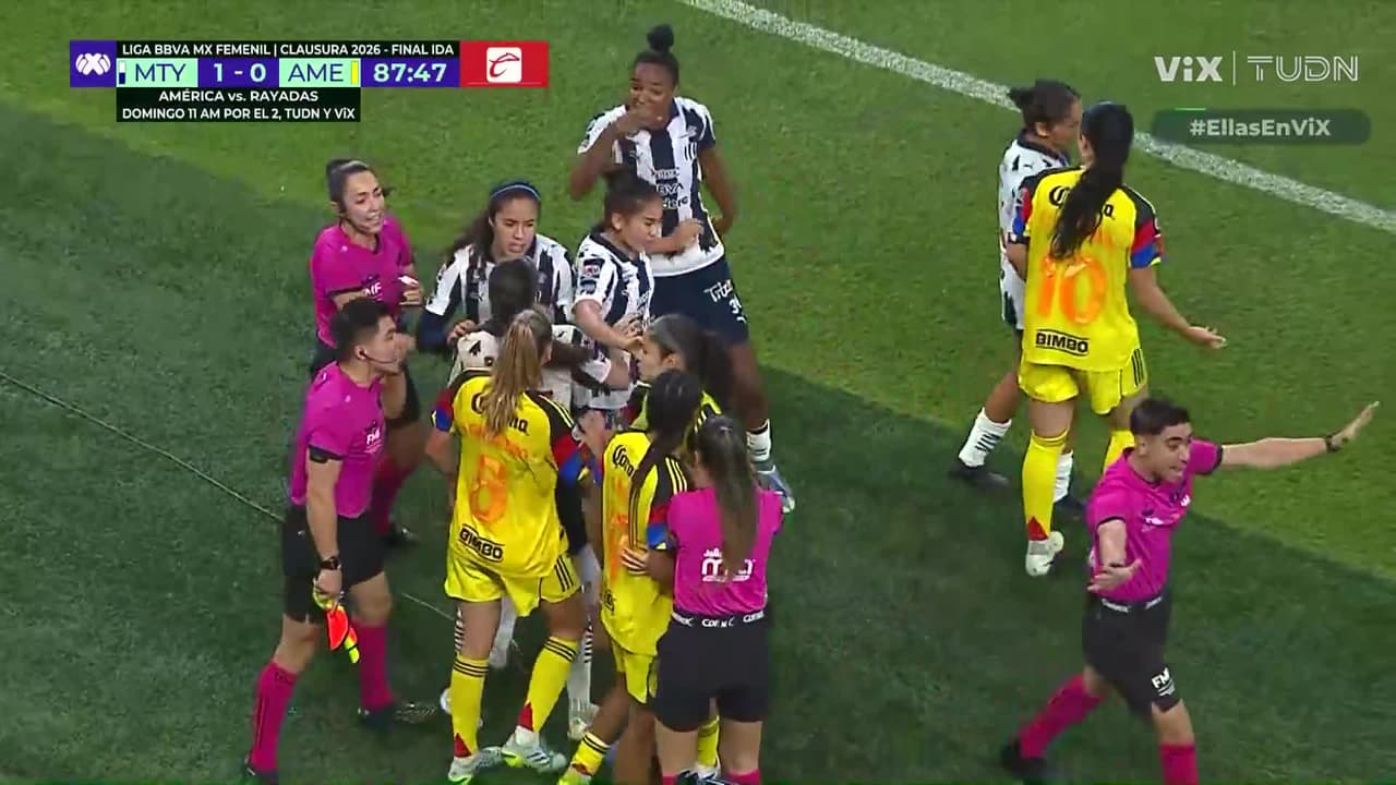 ¡Se estaba armando el traka-traka! Entre Scarlett y Simental