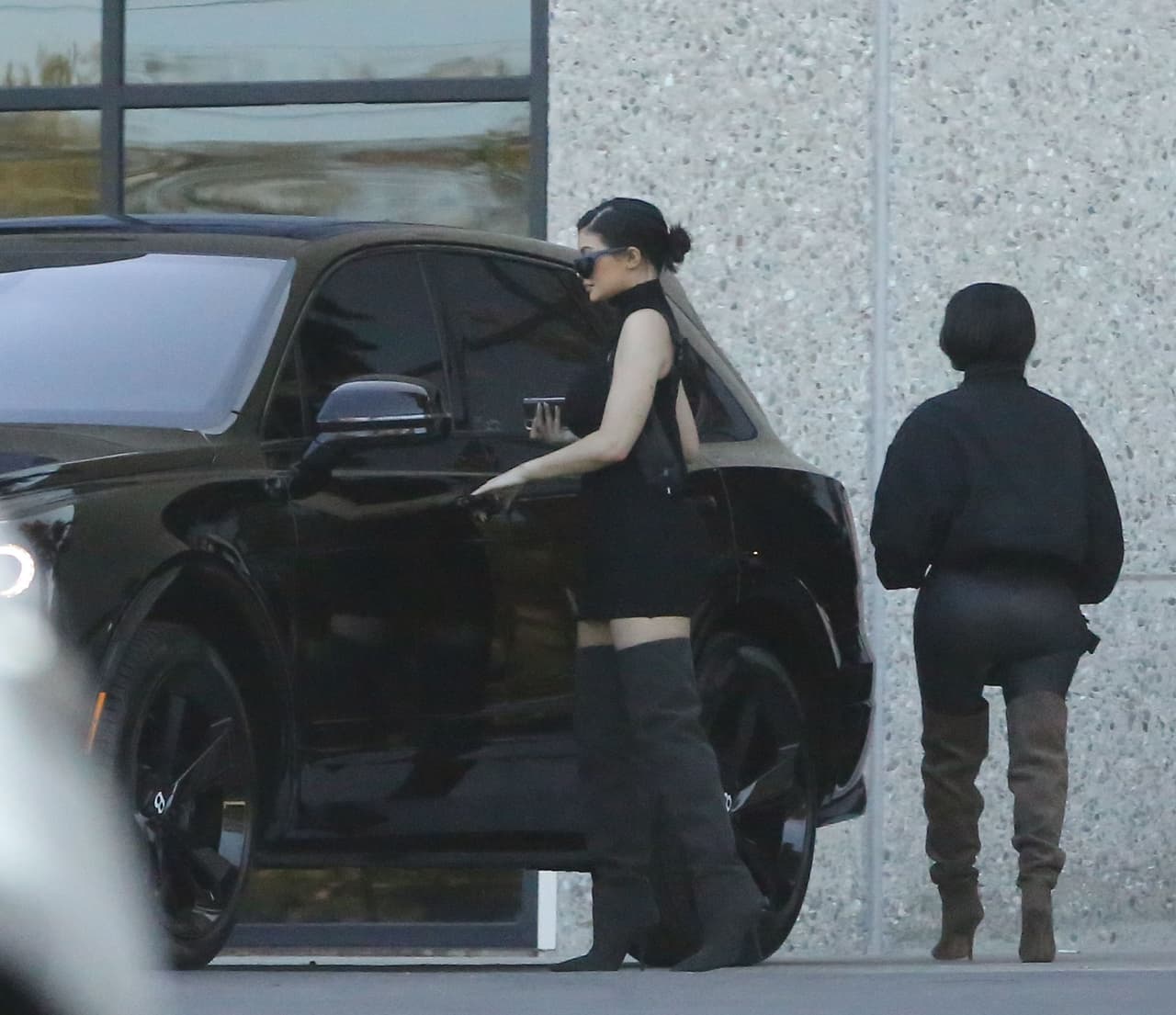 Al final no era más que una estrategia de mercadeo y la misma Hilton dijo que
<b> fue muy “divertido ser el clon de Kim</b> para la nueva campaña de Kanye”.