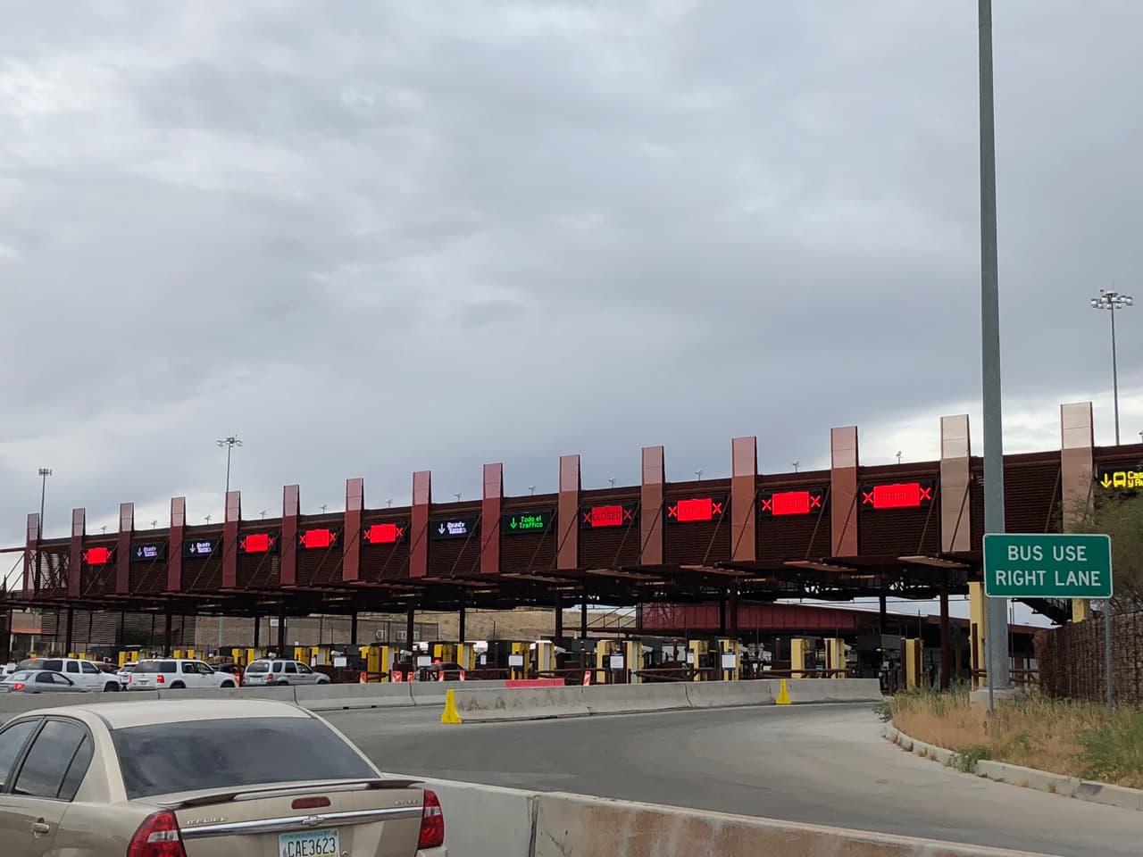 En la foto se observa que solo tienen abiertas una pocas casetas para los vehículos particulares mientras la espera alcanza a las 3 horas o 90 minutos como lo indicaba la aplicación Border Waiting Time.