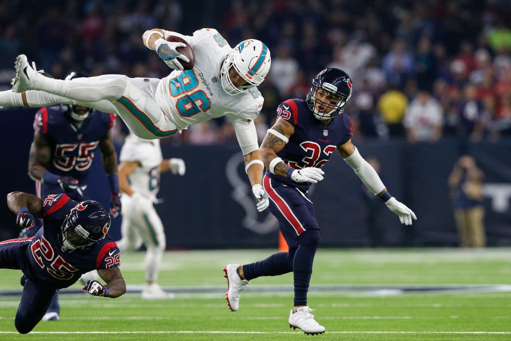 Una jugada espectacular en la que el receptor Mike Gesiki salió volando, dio un giro en el aire, pero no pasó a mayores, no salió lesionado.
