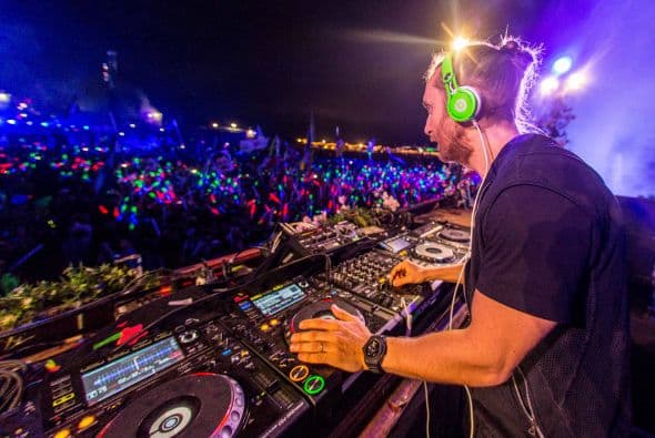 Se acerca el verano y muchos se preparan para los grandes festivales musicales de la temporada. En California, Coachella domina la taquilla, pero 'The Tomorrow World Electronic Music' parece ser una fuerte competidor. Te compartimos algunas fotos del festival de música electrónica durante su última edición en Chattahoochee Hills. La fiesta reunió a los mejores Dj’s y atrajo público de cada rincón del planeta. ¿Crees que este festival sea mejor que el del Valle de Indio?