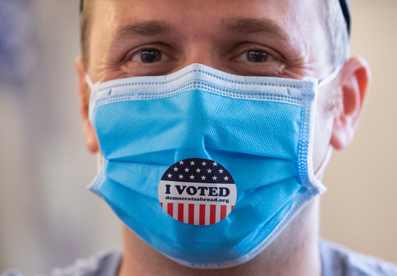 Elliott Zaagman, de Michigan, luego de emitir su voto en Bangkok, Tailandia. Además de los 14 estados y Samoa Americana, los demócratas en el extranjero también votan el Supermartes, y otorgan 13 delegados más.