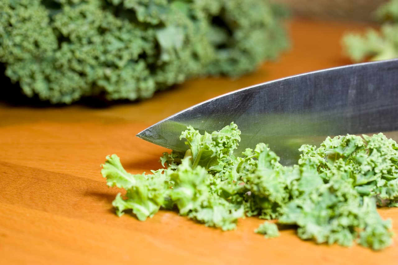 Cocina por unos 4 minutos, revolviendo de vez en cuando. Agrega la mitad del tocino, mezcla y luego coloca la col rizada y el ‘bacon’ en un bol, dejando el jugo de naranja en la olla. Cocínalo por 4 minutos más, hasta que se reduzca a la mitad. Échalo en el bol y agrega el tocino restante.