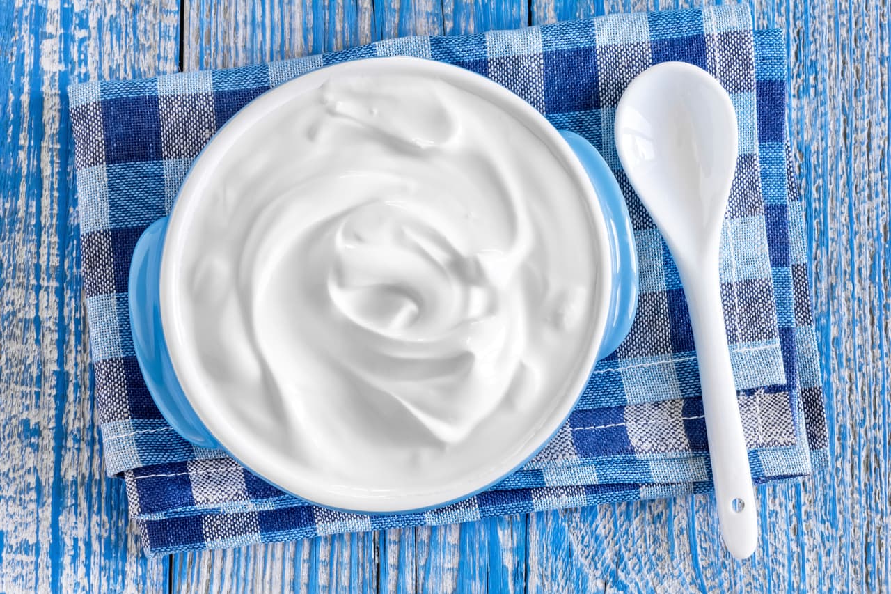 <b>Yogur. </b>El yogur es otro lácteo que tiene resultados muy favorables para la piel. Antes de aplicar cerciórate de tener la cara limpia y seca, con el fin de que se tengan mejores resultados. Después de unos 20 minutos enjuágate la cara.