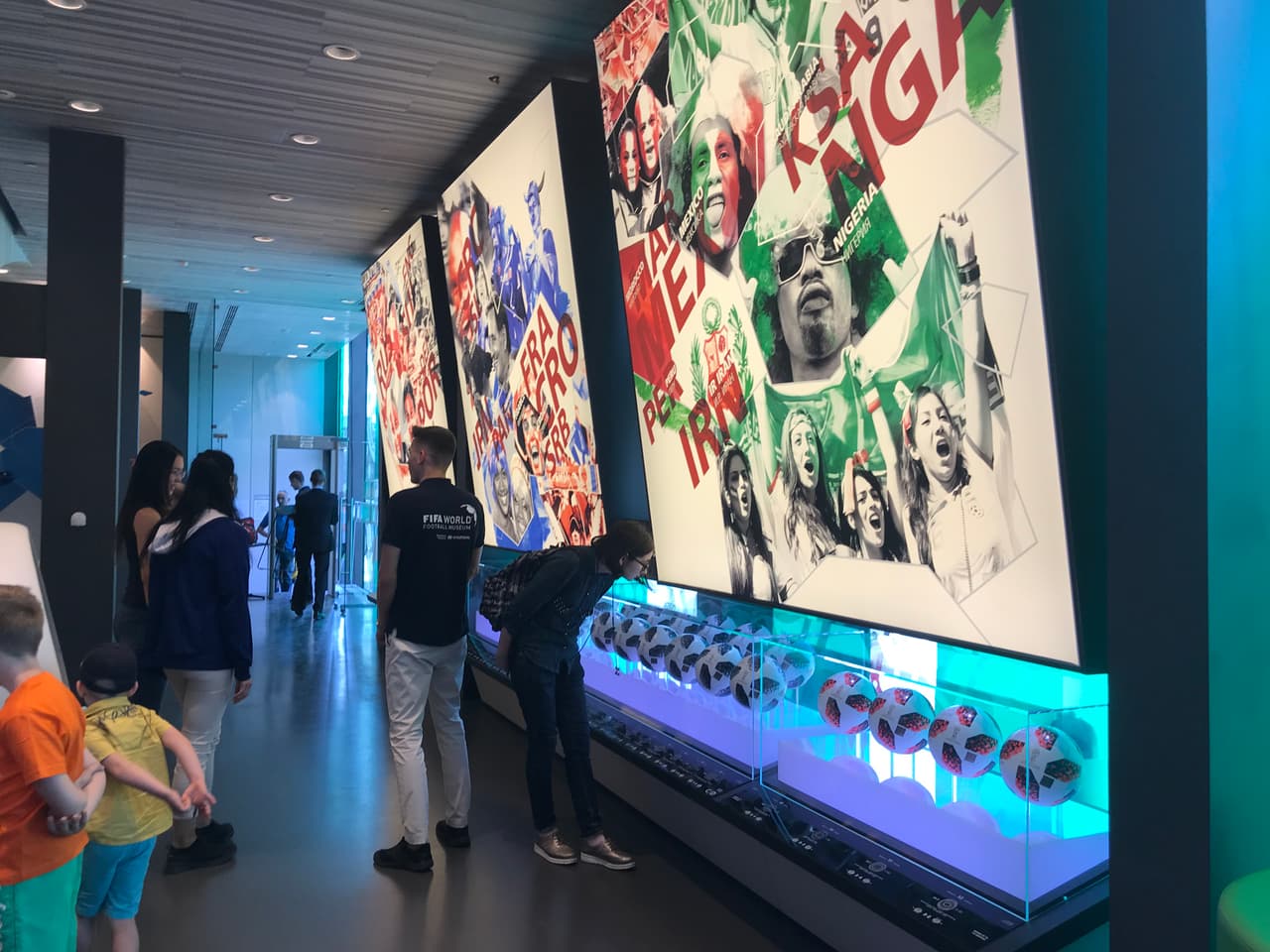 Los murales que luce en su interior son espectaculares y muy llamativos para todos los aficionados al fútbol.