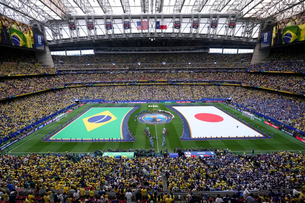 Los equipos de Brasil y Japón se alinean en el campo para los himnos nacionales durante la presentación de los equipos antes del partido de dieciseisavos de final de la Copa Mundial de Fútbol entre Brasil y Japón en Houston, el lunes 29 de junio de 2026