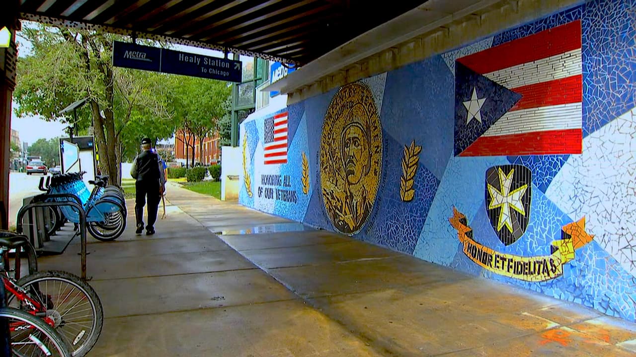 Develan murales dedicados a veteranos y a los Cubs en estación remodelada de Metra en el barrio de Hermosa