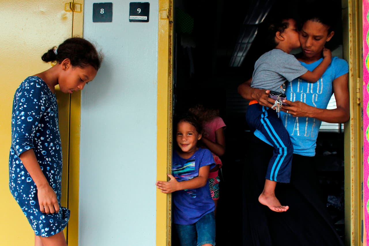Yanina López y sus hijos se resguardan en un refugio de Fajardo. Un total 990 personas ya habían buscado refugio en varias instalaciones alrededor de Puerto Rico. Los refugiados en su mayoría son personas que viven en municipios de la costa norte de Puerto Rico, donde el huracán se sentirá con mayor fuerza, se proyectan inundaciones y marejadas.