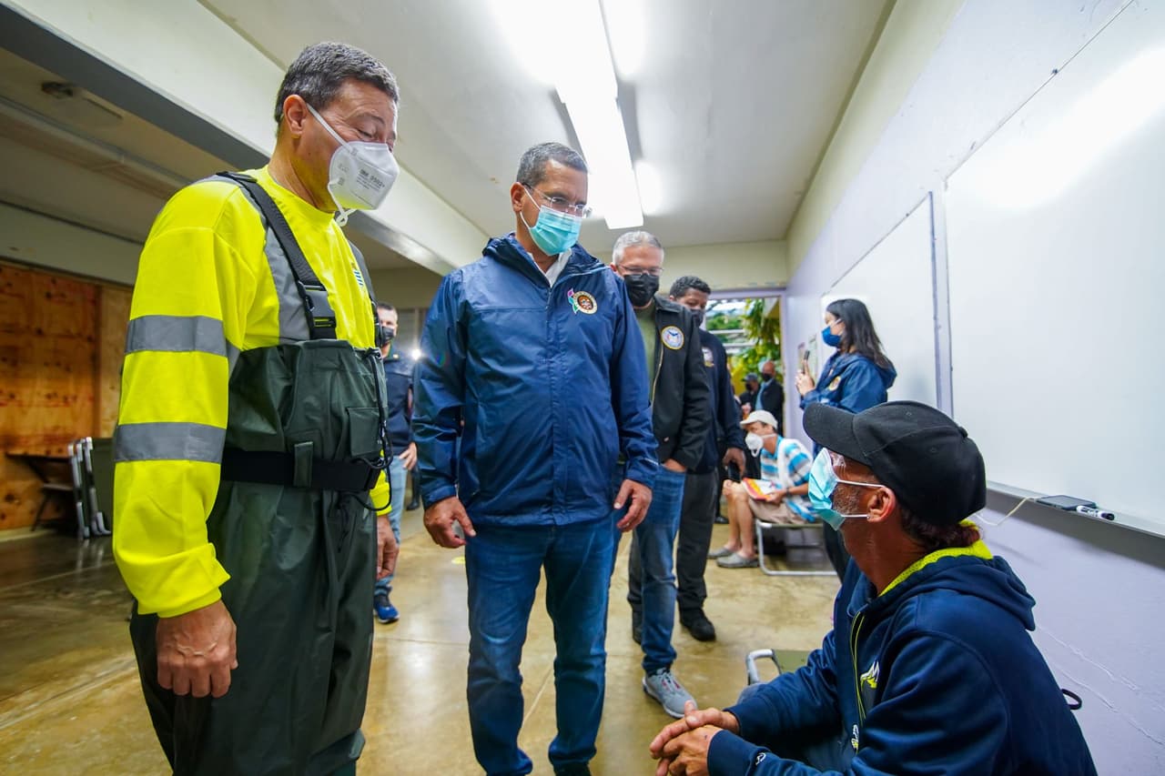 El domingo en la tarde, el gobernador Pedro Pierluisi (centro) llegó hasta Cataño para junto al alcalde (izquierda) conocer de primera mano las necesidades.