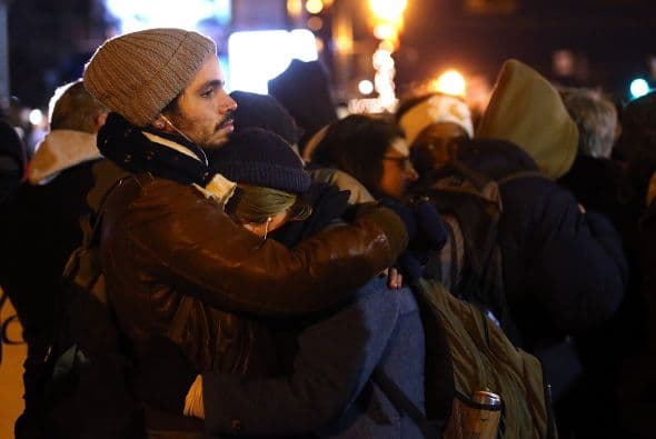 Una pareja se abraza y llora tras escuchar la decisión.