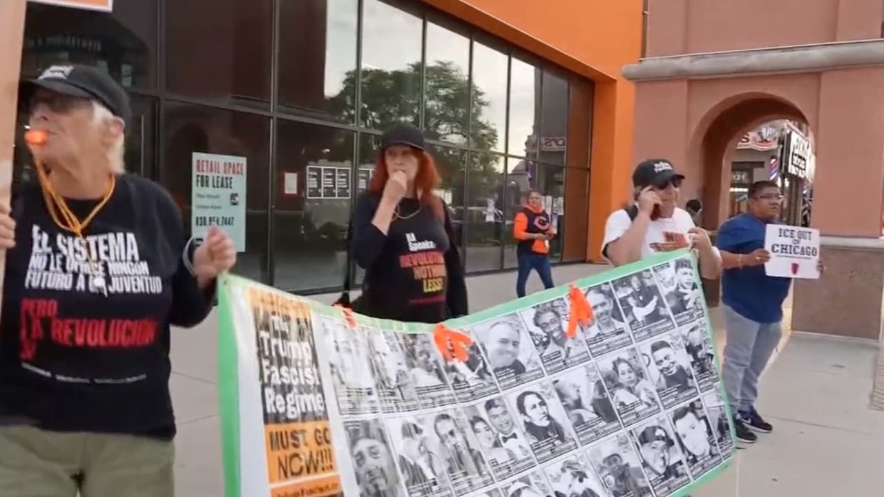 Silbatos contra las redadas: comunidad hispana en Chicago crea red de alerta ante presencia de ICE