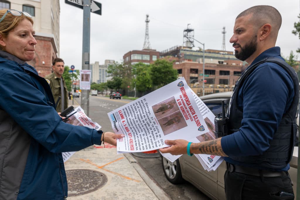 La policía de Nueva York no detalló las razones, pero confirmó que el sospechoso que buscan está vinculado con ambos tiroteos.