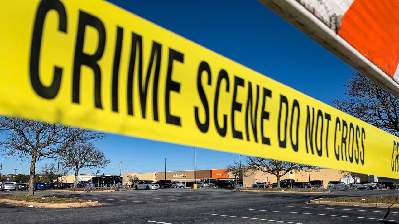 Para la mañana del jueves, 36 horas después del tiroteo, continúan las cintas amarillas y la investigación en la escena del crimen.