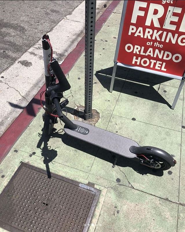 El costo para rentar uno de estos e-scooters es de $1.00 para desbloquearlo y $0.15 por minuto usado.