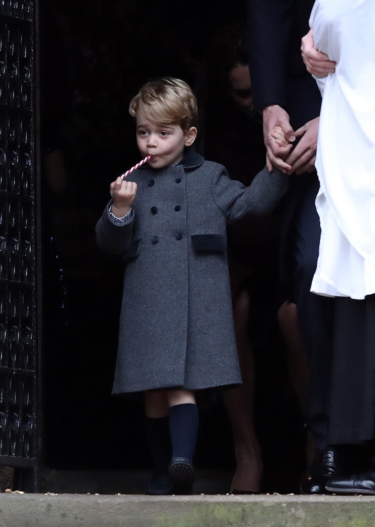 El príncipe George goza desde ya de una cierta devoción entre las madres del mundo que ven en su atuendo no solo un reflejo de clase, sino una manera fácil de hacer que sus hijos también parezcan de la realeza. Su más reciente osadía estilísitica ha sido usar un abrigo de lana y botones de terciopelo de la marca española 
<a href="http://www.pepaandcompany.com/classic-wool-coat-grey.html">Pepa and Co </a>de un costo de 140 euros. La pieza, como si se tratara de uno de los vestidos de Kate Middleton, se agotó en cuestión de horas.