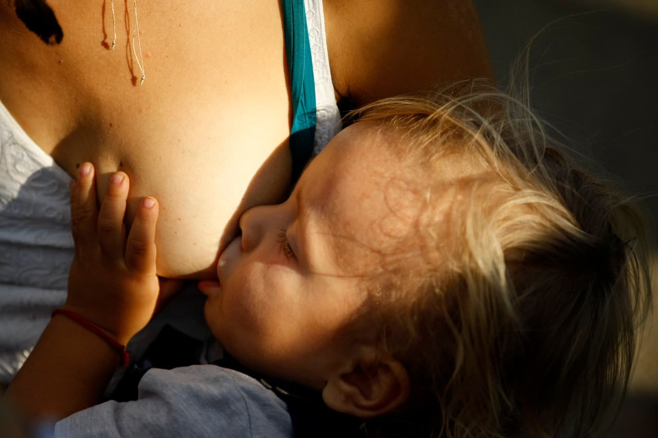 La leche materna es el único alimento que un niño necesita durante sus primeros seis meses de vida. Según Unicef, es la primera inmunización del bebé.