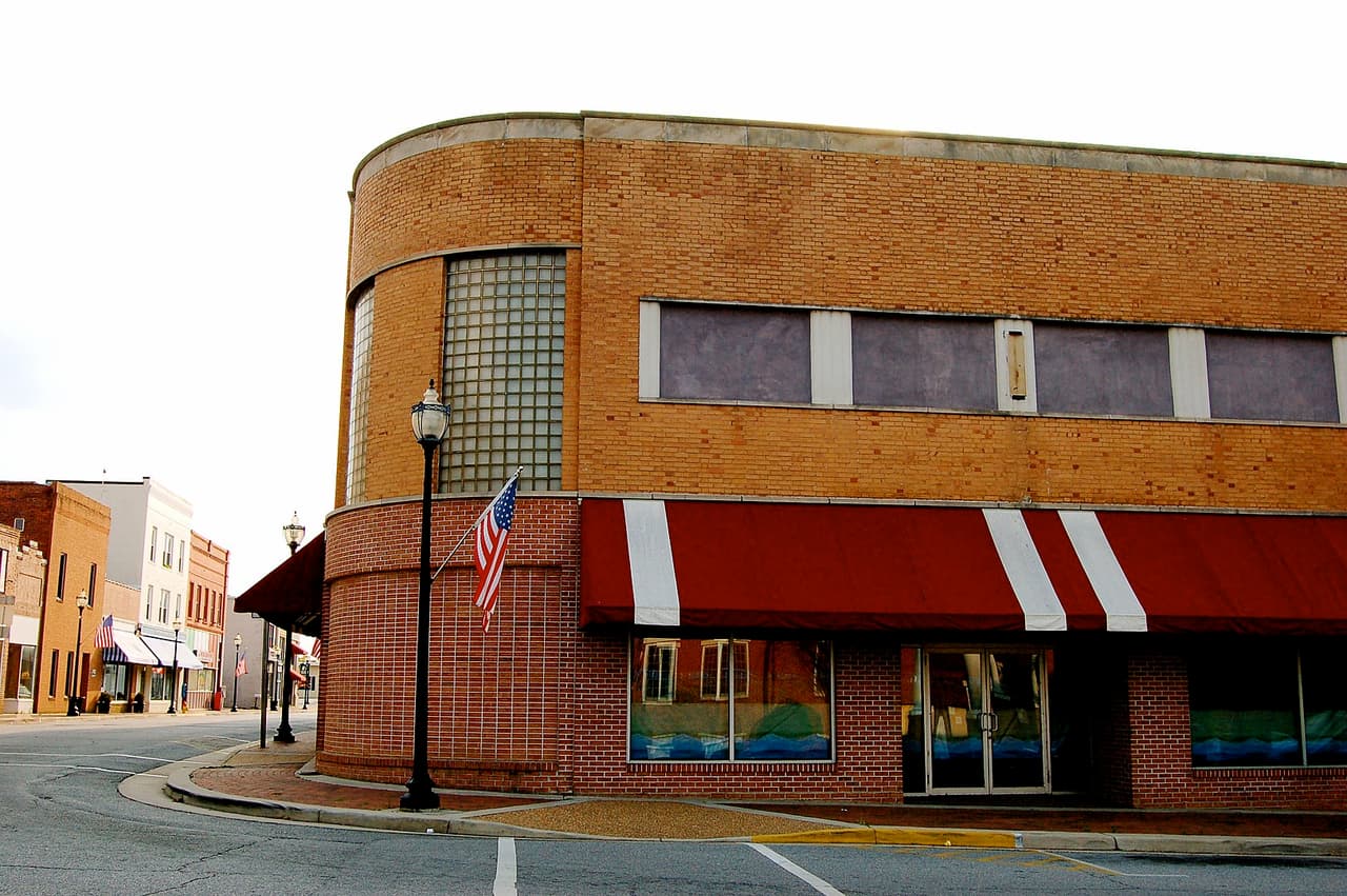 <h3 class="cms-H3-H3">7. Lawrenceville, Virginia</h3>
<br>
<br>🏡
<b> Cambio en la población de 2010 a 2020: </b>-30.4%
<br>
<br>🏡 
<b>Población total: </b>1,442 en 2010; 1,003 en 2020.
<br>
<br>🏡 
<b>Ingreso medio por hogar: </b>$26,746
<br>
<br>🏡 
<b>Tasa de pobreza: </b>46.6%
<br>
<br>🏡 
<b>Tasa de desempleo, promedio en los últimos cinco años: </b>18.0%
<br>