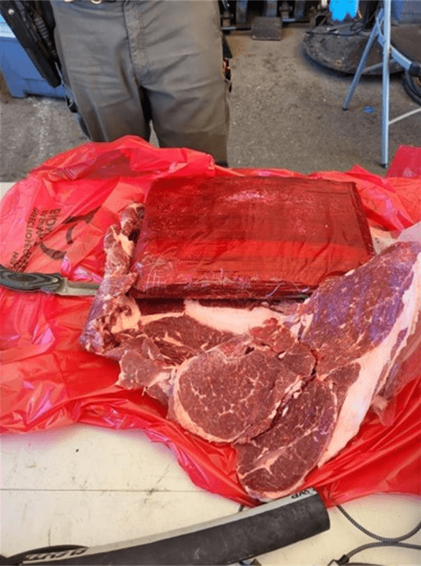 El descubrimiento se dio después de realizar pruebas químicas a los paquetes sospechosos.
<b>Una persona fue detenida y llevada ante la DEA.</b>