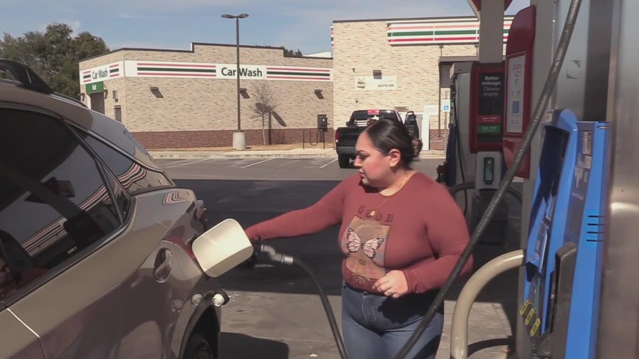 Aumentan los precios de la gasolina nuevamente debido al conflicto entre Ucrania y Rusia