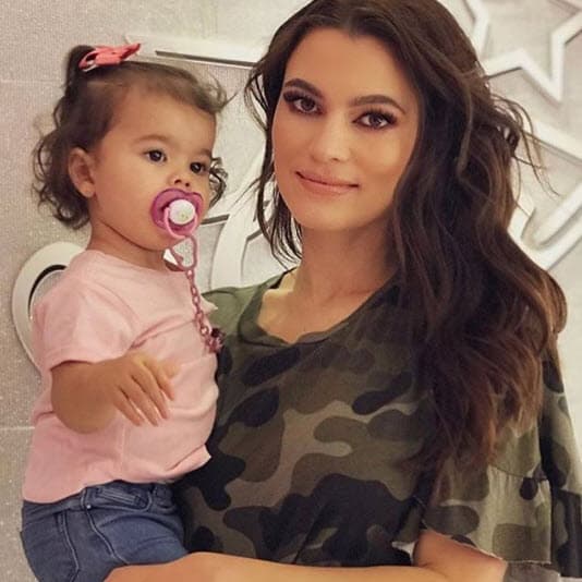 En enero de 2017 tuvo un pleito con Sergio Mayer, el papá de Sergio Mayer Mori, y el actor la acusó de no dejarlos ver a la niña: "Me sorprende escucharte y decir que nadie te apoya en México y al mismo tiempo no respondes las llamadas y te desapareces. No mezcles los problemas que tengas con Sergio con nosotros, no le niegues a Mila la posibilidad de convivir con su familia. Perjudicas con todo esto a tu hija. Estoy a tus órdenes para lo que necesites, todos queremos estar cerca de ella".