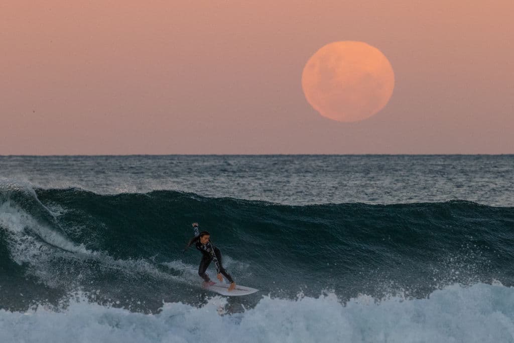 Así se pudo ver la "luna de sangre" en la playa de Manly, en Sydney, Australia, horas antes del eclipse lunar. Los bordes dela Tierra, en donde está nuestra atmósfera, hacen de filtro para la luz solar dando a la luna un efecto de brillo rosado o rojizo.