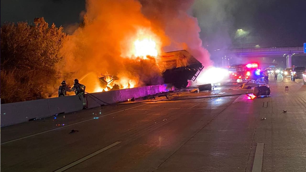 Ocurrió en la cuadra 14700 de 
<a href="https://www.univision.com/local/houston-kxln/muere-persona-al-estrellarse-trailer">Hardy Toll Road</a> a la altura de Aldine Bender alrededor de las 5:30 am del viernes.