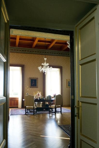 En este palacio de descanso el Papa cuenta con todas las comodidades para poder relajarse y concentrarse en otras cosas.