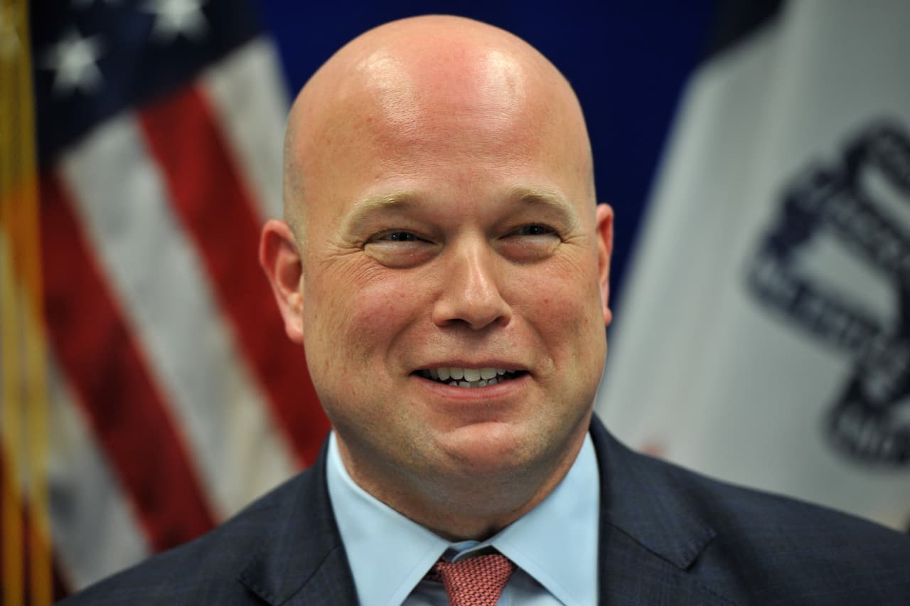 <b>Matt Whitaker: un nuevo fiscal general incondicional.</b> Con la salida de Jeff Sessions la cargo del Departamento de Justicia quedó de forma interina en manos de 
<a href="https://www.univision.com/noticias/politica/cual-es-el-problema-con-el-fiscal-general-interino-que-nombro-trump"><u>un trumpista leal que ha criticado el trabajo de Mueller públicamente</u></a>
<b> </b>y ahora es este quien supervisa el trabajo de la fiscalía especial. Con este escenario, los senadores demócratas que desde hace meses venían tratando de impulsar una legislación para proteger la investigación de Mueller, ahora lo están haciendo con más fuerza. Pero varios republicanos han frenado estos esfuerzos.