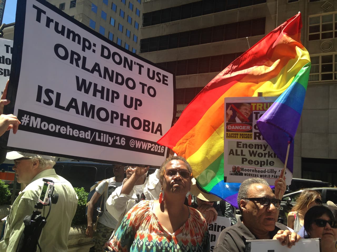 Activistas le cantan de todo a Donald Trump, menos "feliz cumpleaños"