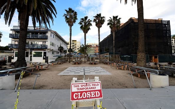 Parques como esta popular juego de ajedrez en pleno bulevar de
<a href="https://www.univision.com/local/los-angeles-kmex/asi-lucen-estas-playas-de-california-luego-de-que-las-cerraran-para-frenar-propagacion-del-coronavirus">playa en Santa Mónica</a> permanecerá cerrado, hasta tanto se mantengan vigentes las ordenes de quedarse en casa.
<br>
<br>
