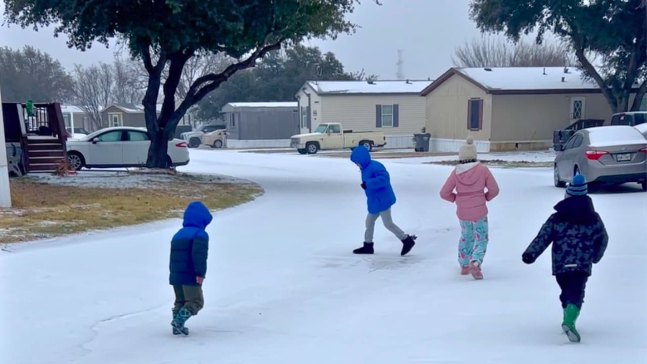 Las postales que ha dejado la tormenta invernal en el norte de Texas