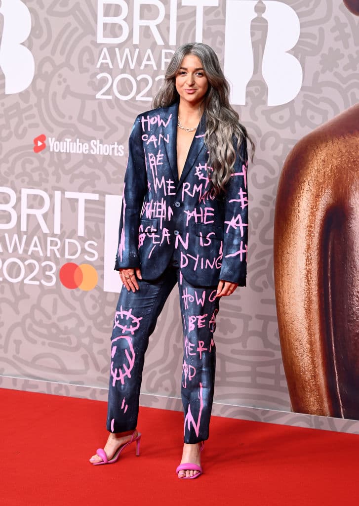 <b>Harriet Rose</b> eligió un traje sastre en satín con palabras y dibujos estampados.