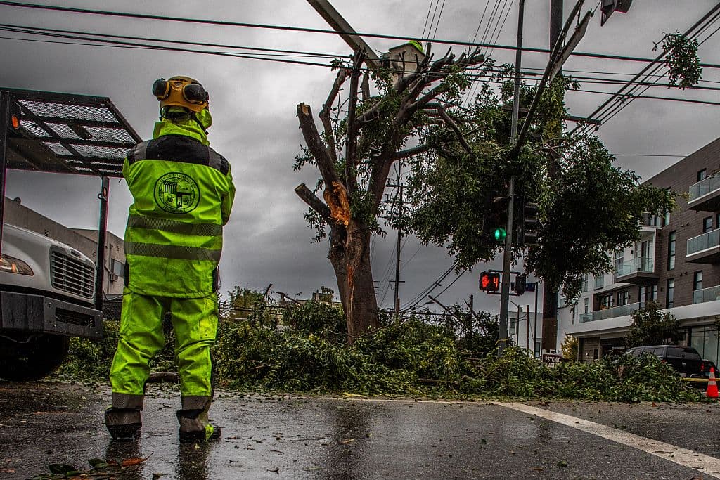Agentes del orden público se dirigieron a propiedades específicas en zonas de alto riesgo durante la vigencia de las órdenes de evacuación para instar a los residentes a desalojar.