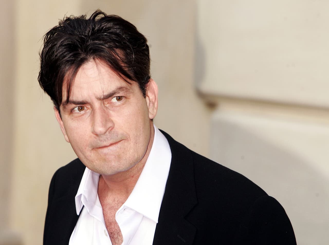 Charlie Sheen fue arrestado por violencia doméstica, posesión ilegal de armas y por dispararle a su expareja Kelly Preston.