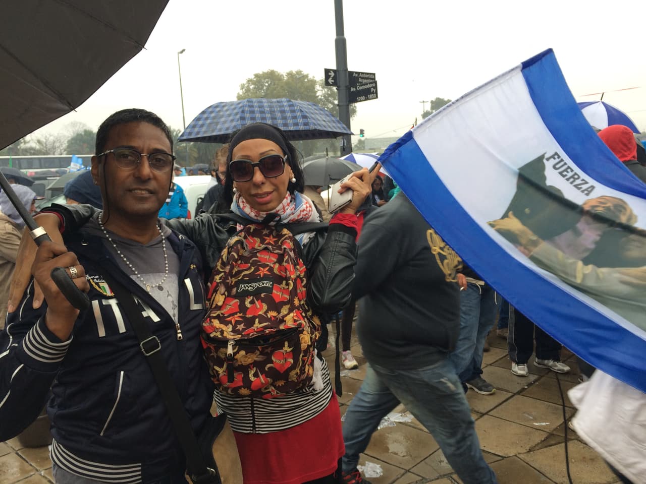 "Vinimos a apoyar a la presidenta en esta embestida contra ella, contra la democracia. Acá se siente la dimensión del pueblo, el amor. La energía que hay en estas demostraciones….”. Natalia tiene 37 años y es transexual. En la era kirchnerista, Argentina aprobó leyes de identidad y género que dieron a la comunidad LGTBIQ el derecho a cambiarse el nombre, casarse y adoptar.