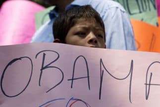 Jueza de EEUU ordena la liberación de niños y madres inmigrantes