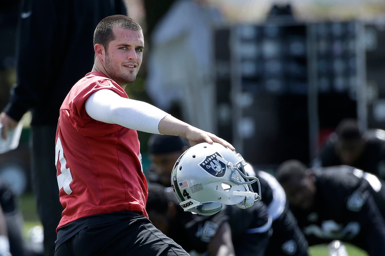 Derek Carr fue dado de alta para participar en el mini-campamento de los Raiders