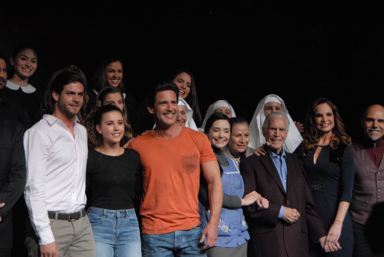 También contará con las actuaciones de los primeros actores Patricia Reyes Spíndola y Gustavo Rojo.