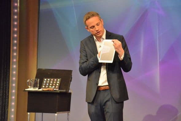 Una sorprendente muestra de su talento al hacer que su tablet mostrara lo que ocurria detrás de esta... ¡Una mano muy juguetona!