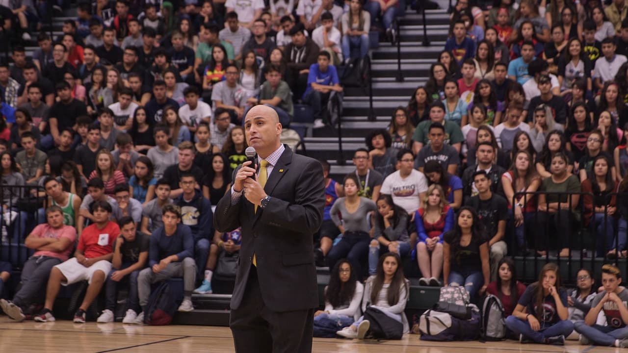 El fiscal general durante una charla con jóvenes de la escuela secundaria Atrisco Heritage, en Albuquerque.