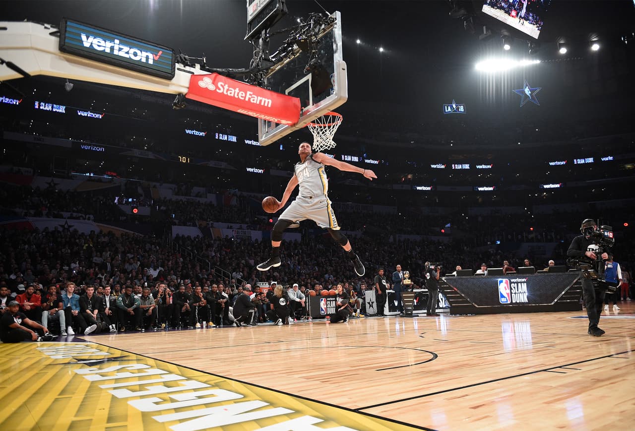 Donovan Mitchell, jugador del Utah Jazz, se convirtió en campeón del concurso de clavadas al vencer a Nance Jr. por 98-96. Te presentamos las mejores ejecuciones de la noche.