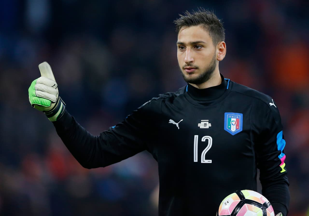 Aunque se ha dicho que el deseo de Gianluigi Donnarumma sería hacer su carrera en el Milan, las ofertas no paran de llegar. Con apenas 18 años, el portero titular del club 'rossonero' estaría valorado en 50 millones de euros con Real Madrid, Manchester United y Juventus tras sus pasos.