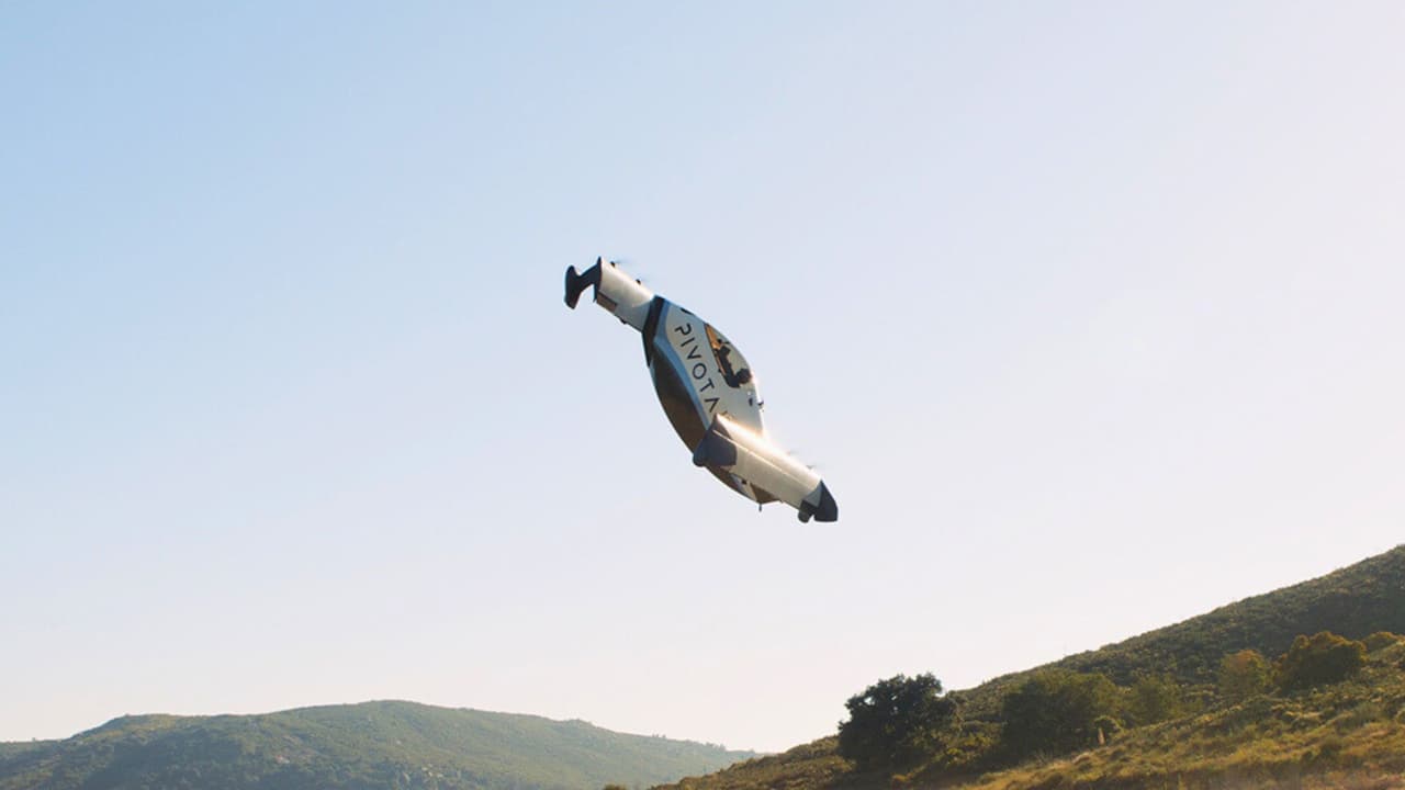 <h3 class="cms-H3-H3">Qué pasó en Dallas</h3> El recorrido llamado The Soar Tour hizo una parada de dos días en el norte de Texas. El equipo realizó 
<b>demostraciones, encuentros con el público y sesiones para explicar cómo funciona</b> el BlackFly. 
<br>Asistentes de varias ciudades llegaron para verlo de cerca, sentarse en la cabina y 
<b>conocer a los pilotos que viajan con él por el país.</b> 
<br>Durante el evento, los organizadores mostraron 
<b>cómo el vehículo se eleva desde un área reducida</b>, la maniobra llamó la atención de familias, pilotos aficionados y jóvenes interesados en tecnología. 
<br>Varios asistentes comentaron que 
<b>era la primera vez que veían un aparato de este tipo volar tan cerca.</b>