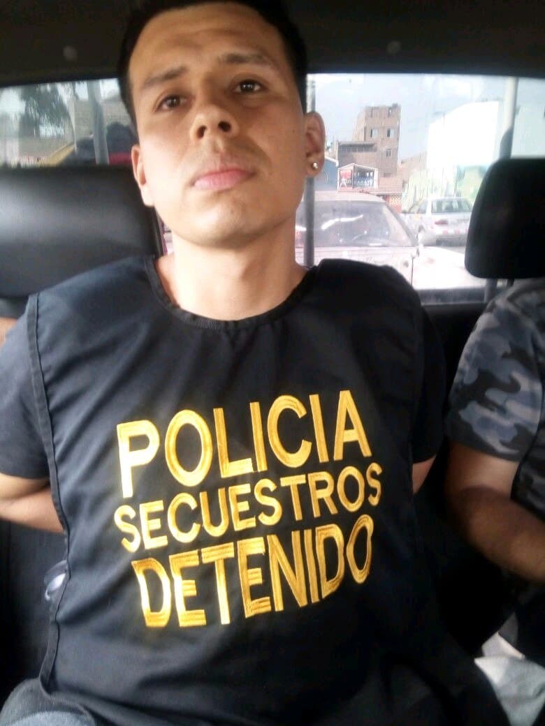 Alexander Delgado es trasladado luego de su arresto.