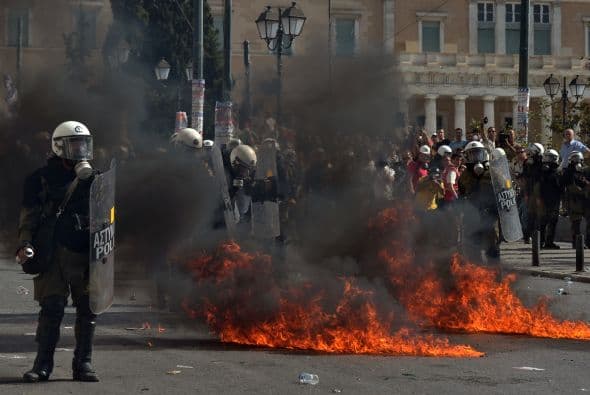 Todo transcurrió con calma hasta cerca del final, cuando varias decenas de encapuchados arrojaron piedras, botellas y bombas incendiarias a los antidisturbios en la plaza Syntagma, que respondieron con cargas y gases lacrimógenos.